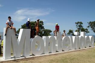 Inauguración de letras de Montevideo en el Cerro Inauguración de letras de Montevideo en el Cerro