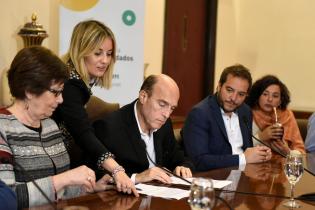 Firma de convenio IM-MIDES en el marco del Sistema de Cuidados Firma de convenio IM-MIDES en el marco del Sistema de Cuidados