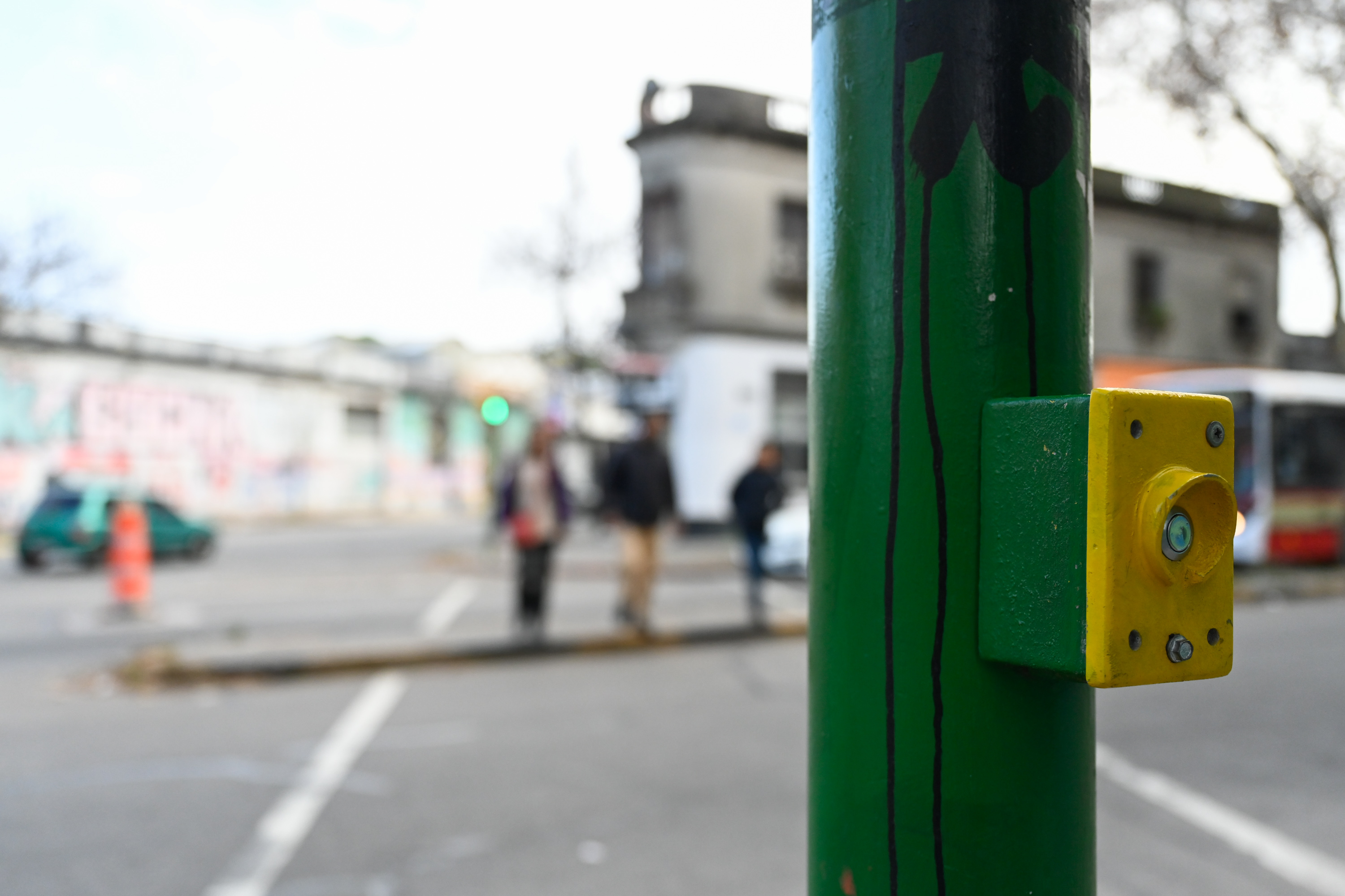 Semáforo con botonera imagen tomada en la ciudad de Montevideo