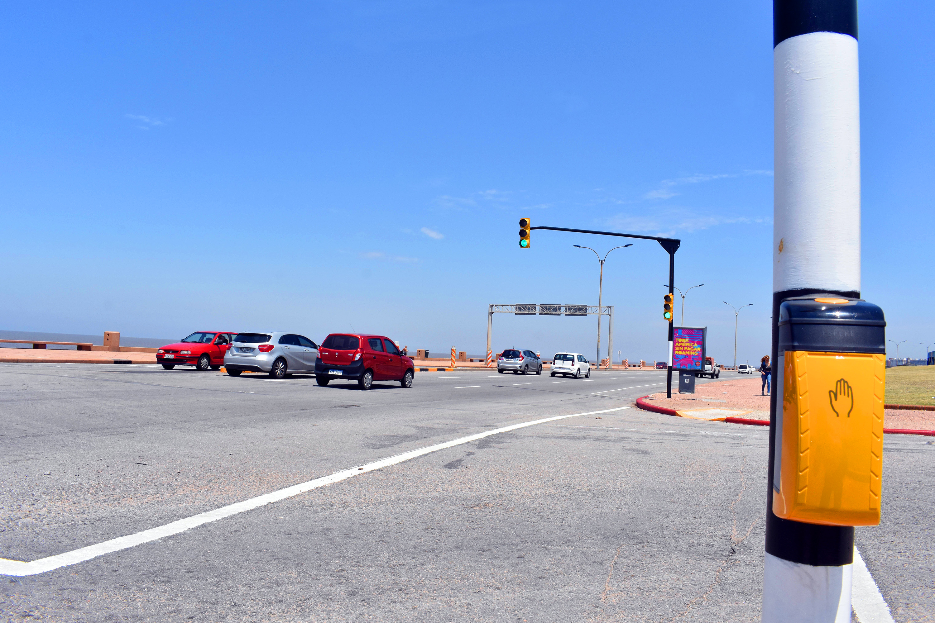 Dispositivo táctil sin botón, imagen en la rambla de Montevideo