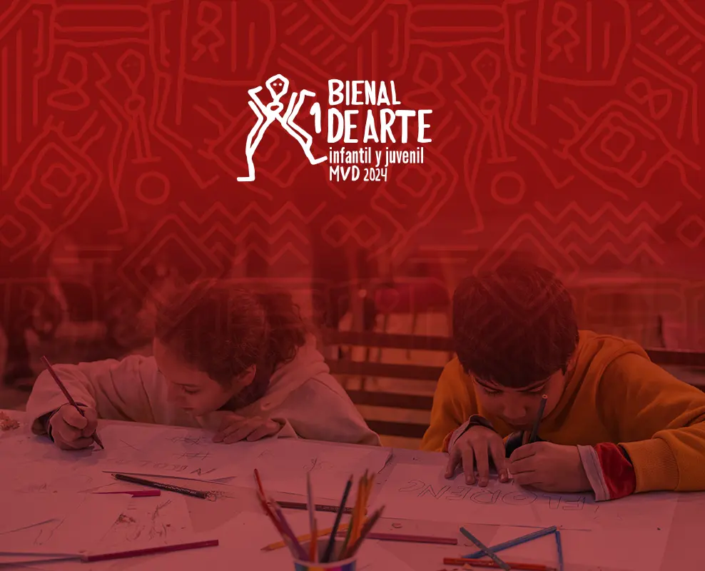 Logo de bienal de arte infantil junto a dos niños dibujando