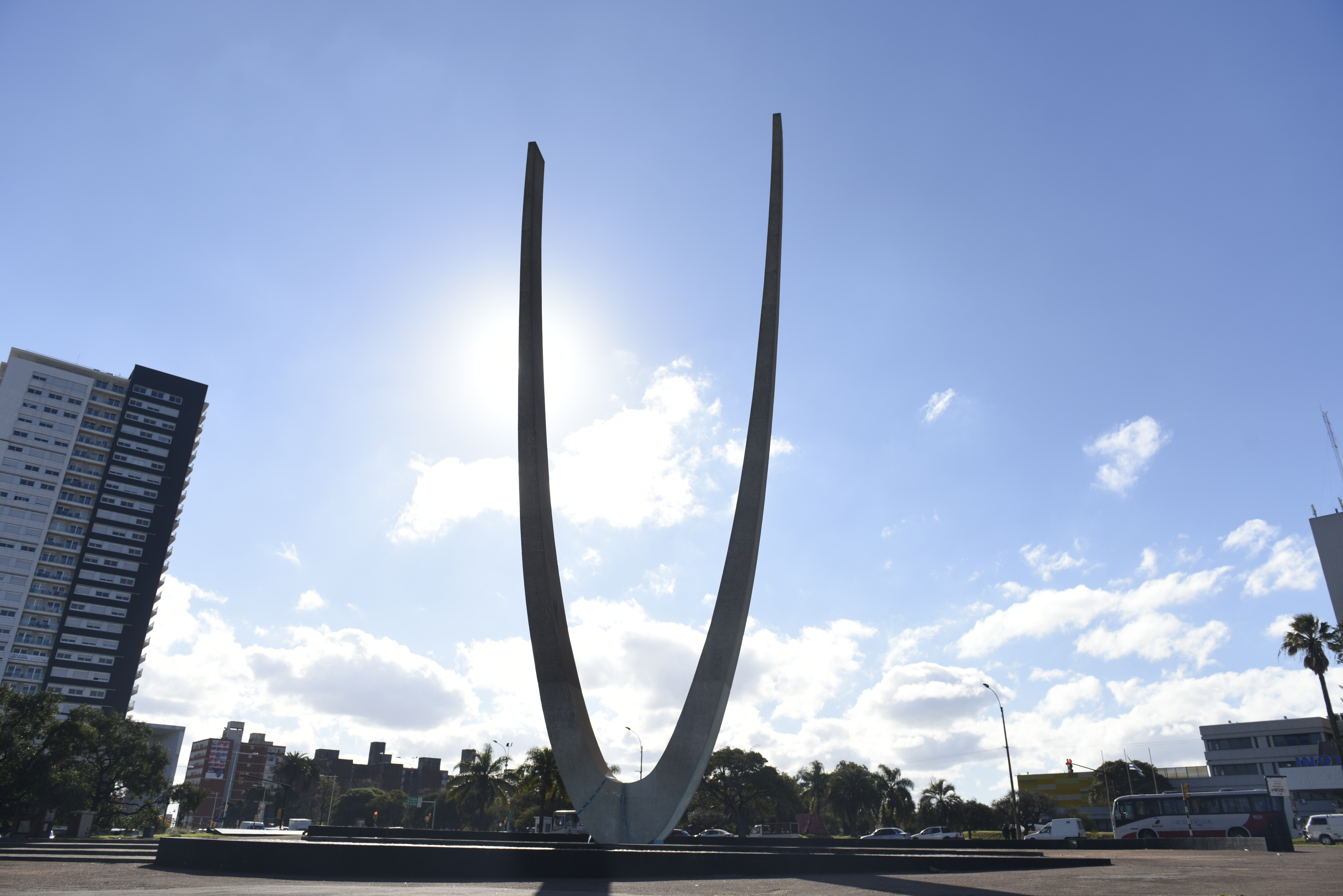 Parábola vertical de 33 m de altura, de hormigón armado revestido de "Fulget", que simboliza un ademán característico de Luis Batlle Berres. La parábola está emplazada dentro de una fuente con borde de hormigón revestido de granito negro.