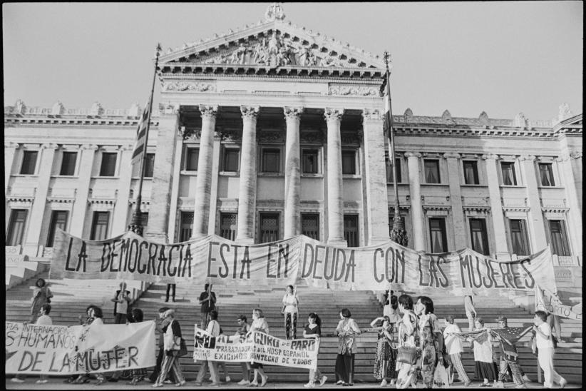 Marcha. Palacio Legislativo, Montevideo, 8 de marzo 1997. Fotografía analógica. Foto: Ana Casamayou.