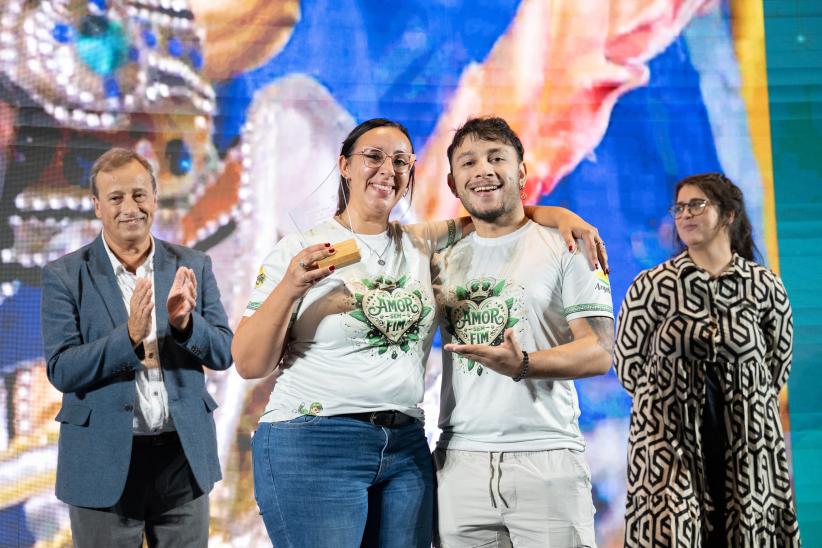 Entrega de menciones de los conjuntos ganadores del Desfile Ofic