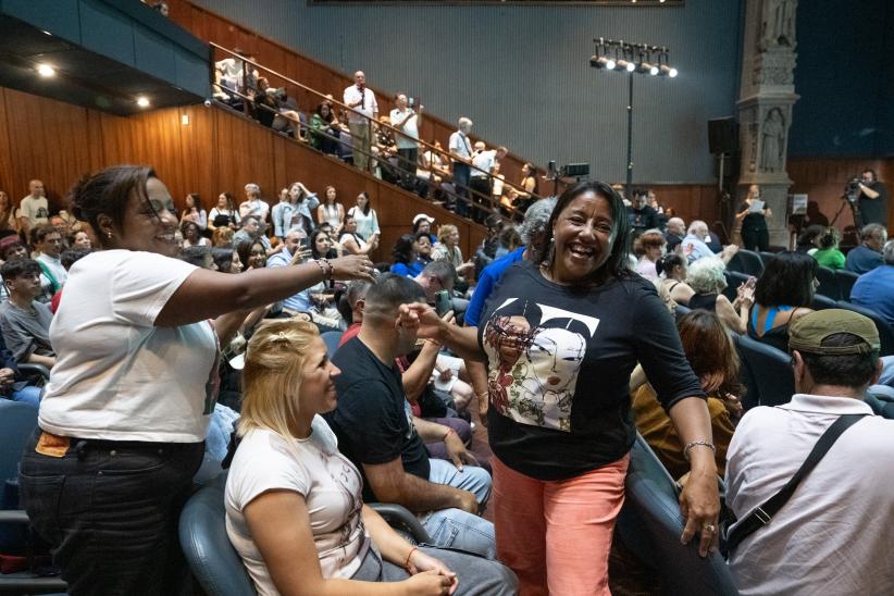 Entrega de menciones de los conjuntos ganadores del Concurso Ofi