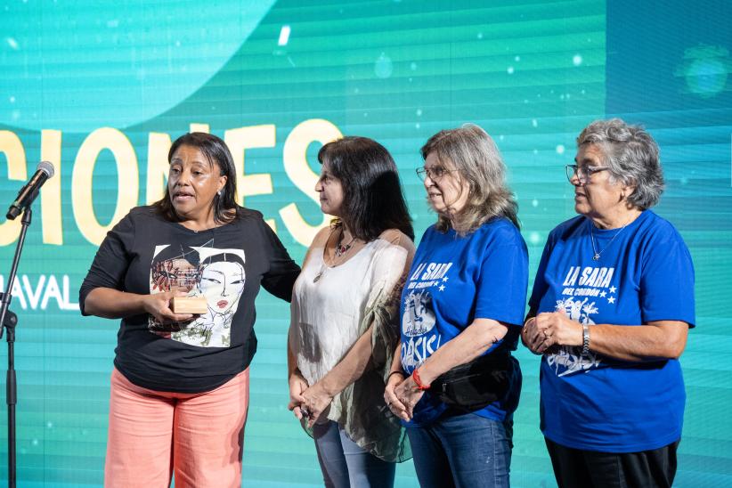 Entrega de menciones de los conjuntos ganadores del Concurso Ofi