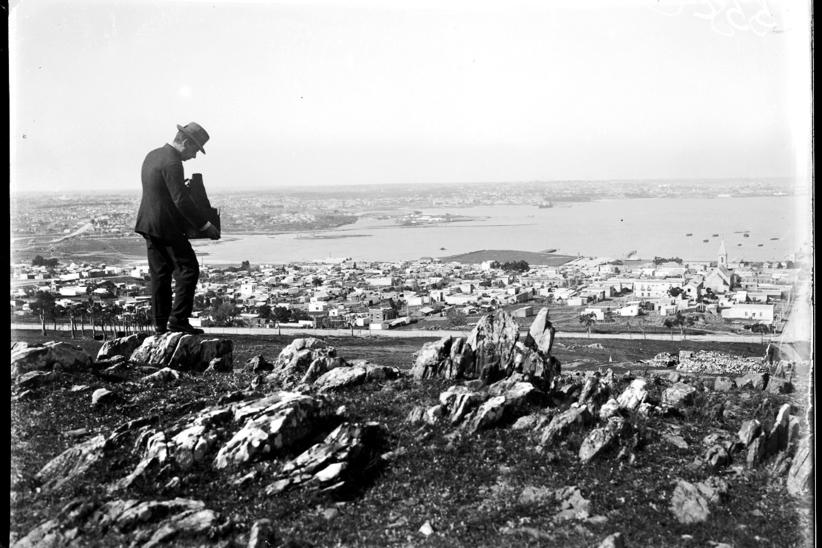 Carlos Ángel Carmona. Cerro de Montevideo. Al fondo: Bahía de Montevideo.
