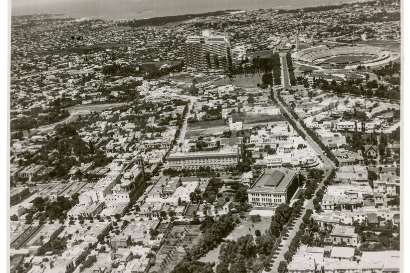 Vista aérea de Montevideo. Al centro, de izquierda a derecha, la parroquia Nuestra Señora de los Dolores (Tierra Santa), el edificio Sacre Cour y el Instituto Crandon. Al fondo, el Hospital de Clínicas Dr. Manuel Quintela y el estadio Centenario
