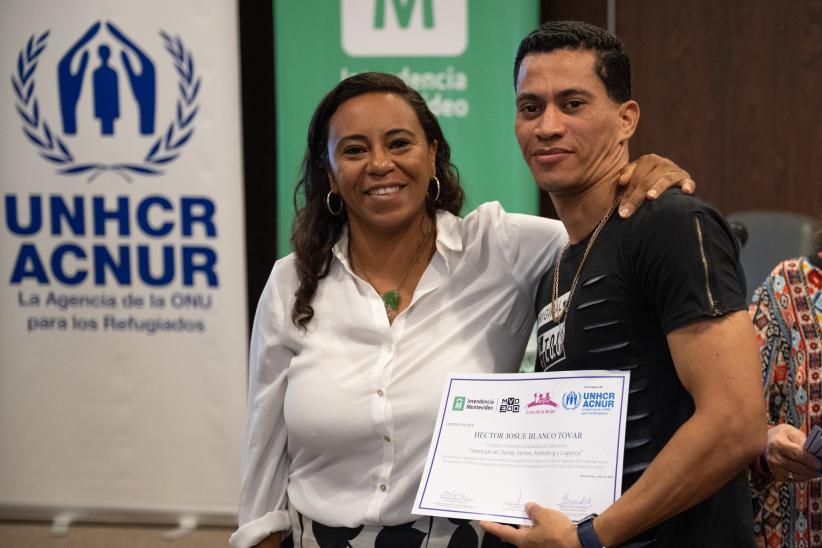 Entrega de certificados a personas migrantes y refugiadas
