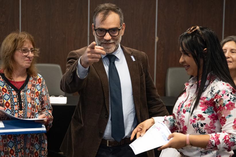 Entrega de certificados a personas migrantes y refugiadas