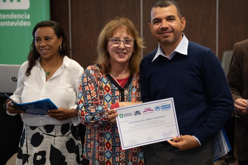 Entrega de certificados a personas migrantes y refugiadas
