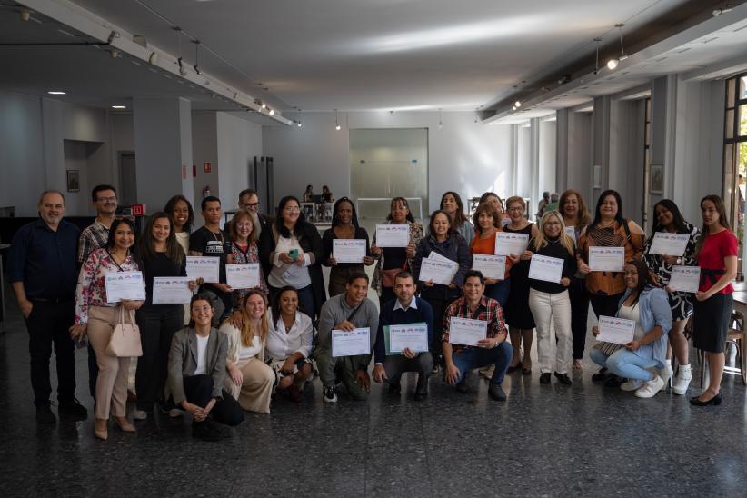 Entrega de certificados a personas migrantes y refugiadas