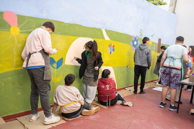 Pintada de mural en Centro Rumbos