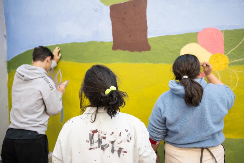 Pintada de mural en Centro Rumbos