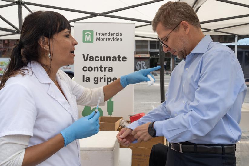 Vacunación antigripal en la explanada de la Intendencia, 10  de