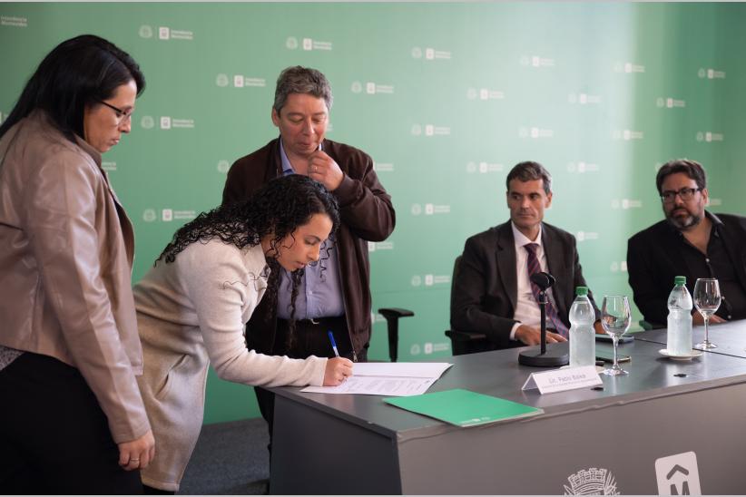  Firma de convenio con el BROU, de apoyo a las mipyme