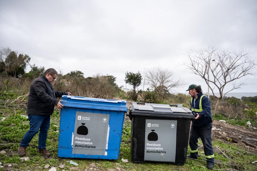 Director de Desarrollo Ambiental, Leonardo Herou durante la instalación de contenedores en el barrio Los Sueños
