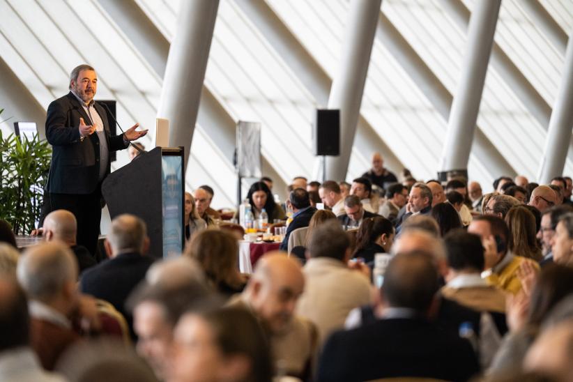 Intendente Mario Bergara, participa de Desayuno Útil