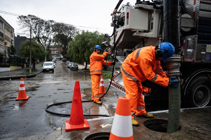 Desobstrucción de bocas de tormenta en la calle Mahoma esquina 