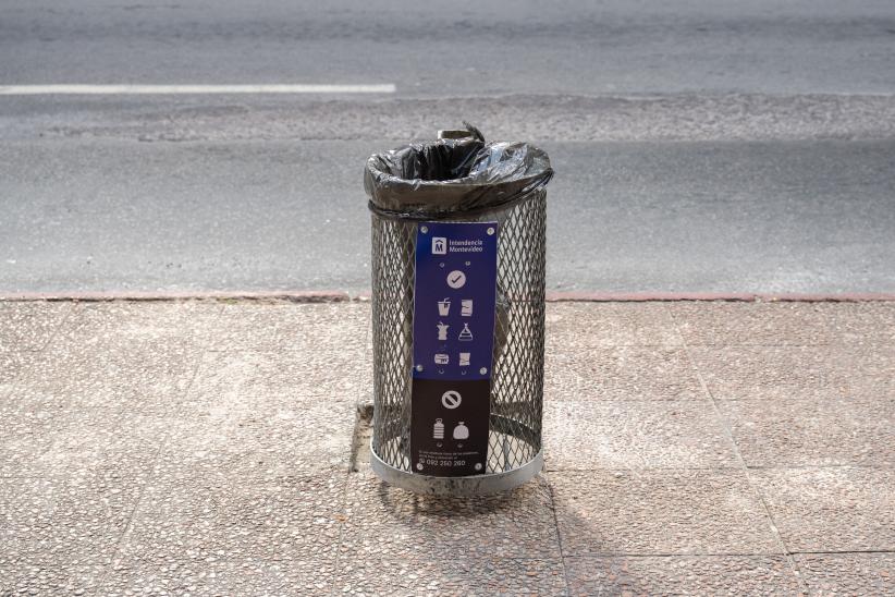 Instalación de papeleras en Av. 18 de julio