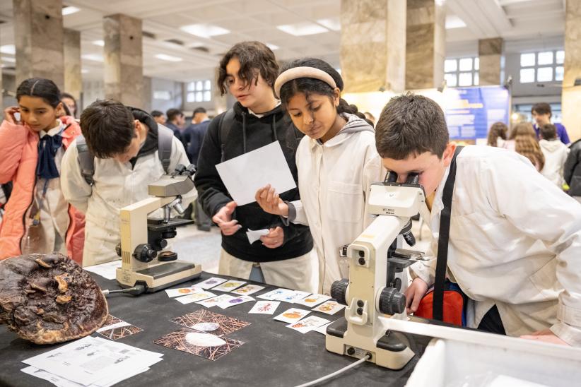 Latitud Ciencia en el Atrio de la Intendencia