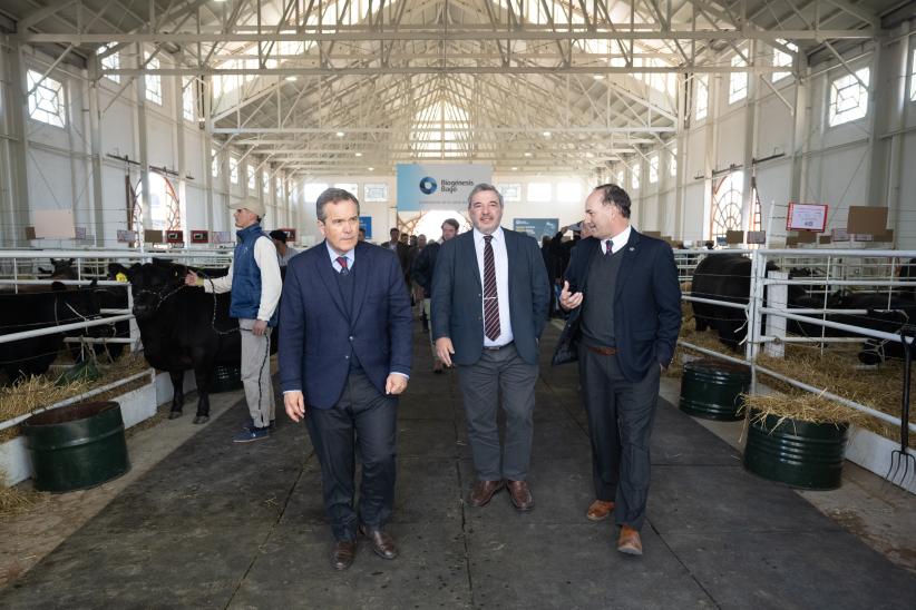 Intendente de Montevideo Mario Bergara, participa en el corte de