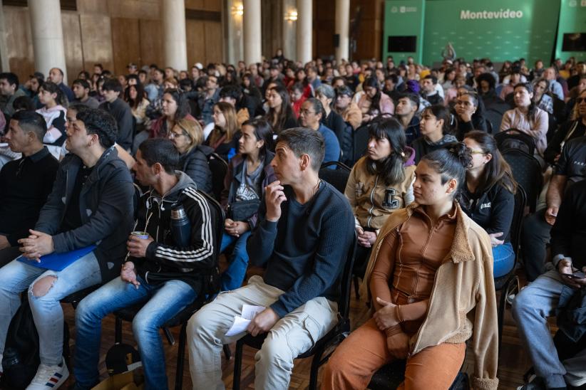Intendente Mario Bergara, saluda a las y los participantes del p