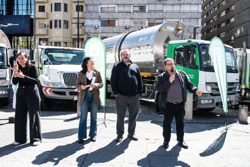Intendente Mario Bergara, el director de Desarrollo Ambiental, Leonardo Herou y la directora de División Limpieza y Gestión de Residuos, Chiara Fioretto durante el inicio del Plan Barrido