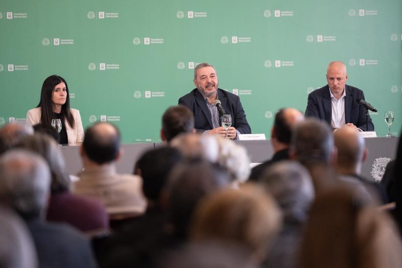 Intendente Mario Bergara, director de Movilidad Germán Benítez y la Secretaria general Viviana Repetto durante la la conferencia de prensa sobre acciones de movilidad