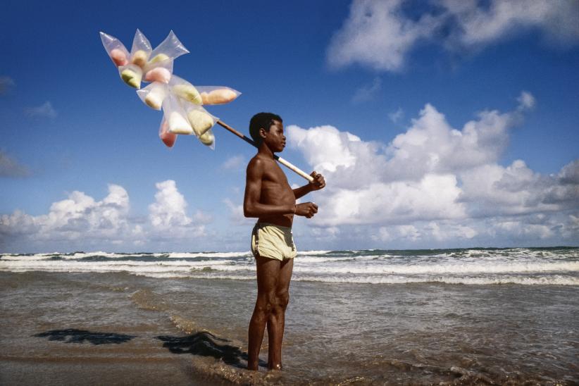 Vendedor de sueños en la playa de Piatã. Salvador, Bahía, década de 1980