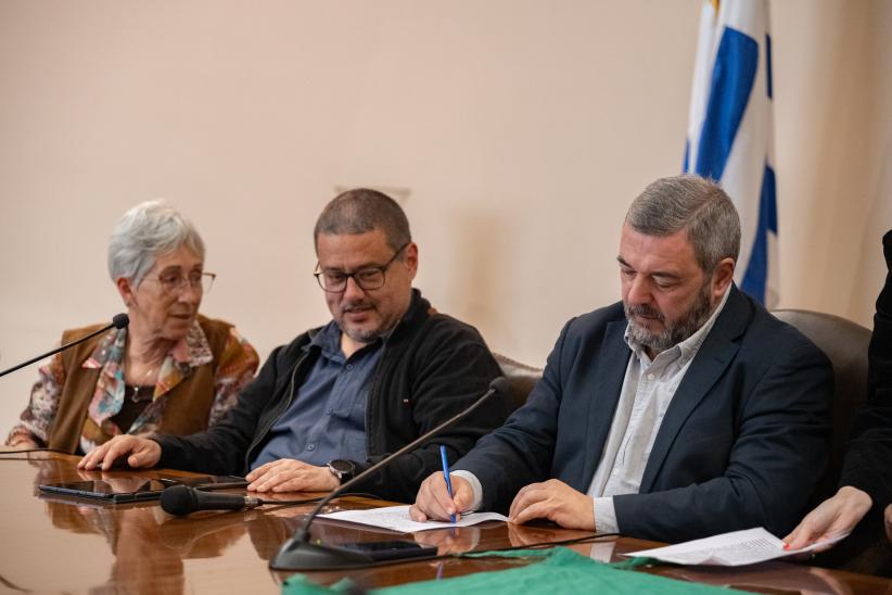 Intendente Mario Bergara, participa de firma de convenio con la 
