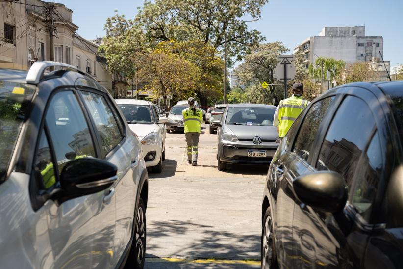 Recorrida de inspectores de tránsito informando sobre la normat