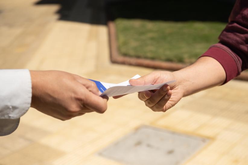 Recorrida de inspectores de tránsito informando sobre la normat