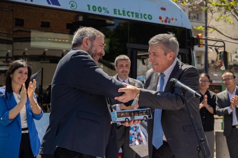 ntendente Mario Bergara, junto al presidente de CUTCSA Juan Salgado, durante la presentación de ómnibus eléctricos de la empresa CUTCSA, 21 de octubre de 2025 