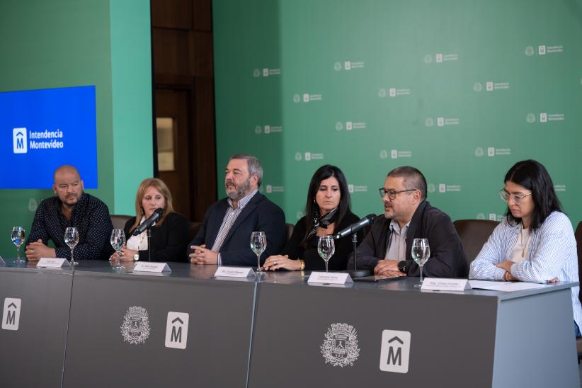  Intendente Mario Bergara, firma convenio con la Asociación de 