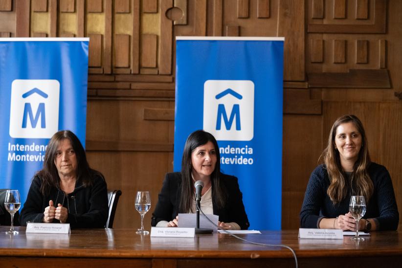      Directora de Desarrollo Urbano, Patricia Roland junto a la secretaria general Viviana Repetto y la arquitecta Valeria Acosta durante el lanzamiento del congreso Luxamérica