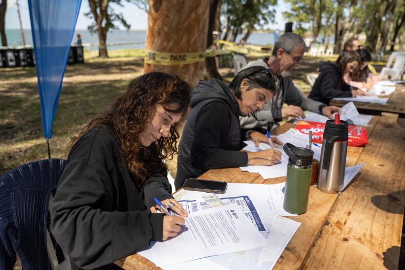 Entrega de contenedores en casco del Cerro, por inicio de progra