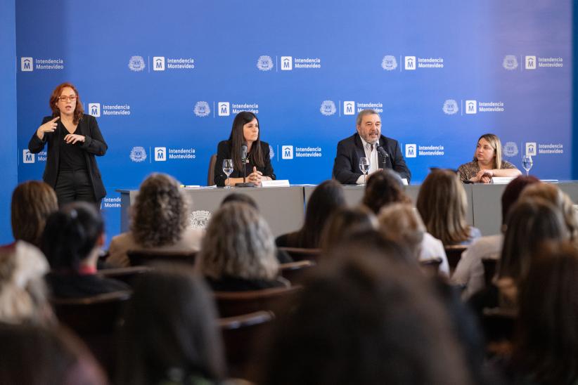 Intendente Mario Bergara, secretaria general Viviana Repetto y la directora de Asesoría para la Igualdad de Género, Fiorella Buzeta durante la presentación de los últimos datos del sistema de respuesta en violencia de género
