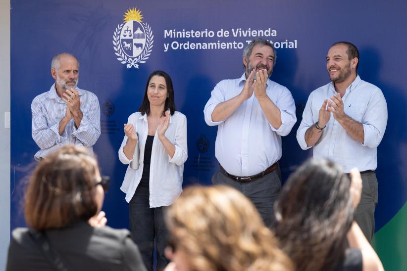 Inauguración de viviendas de realojo para familias del asentami