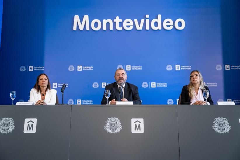 Intendente, Mario Bergara junto a la Directora de Recursos Financieros, Laura Tabarez y la Contadora General, Alejandra Martinez durante la presentación del Balance Fiscal 2025 