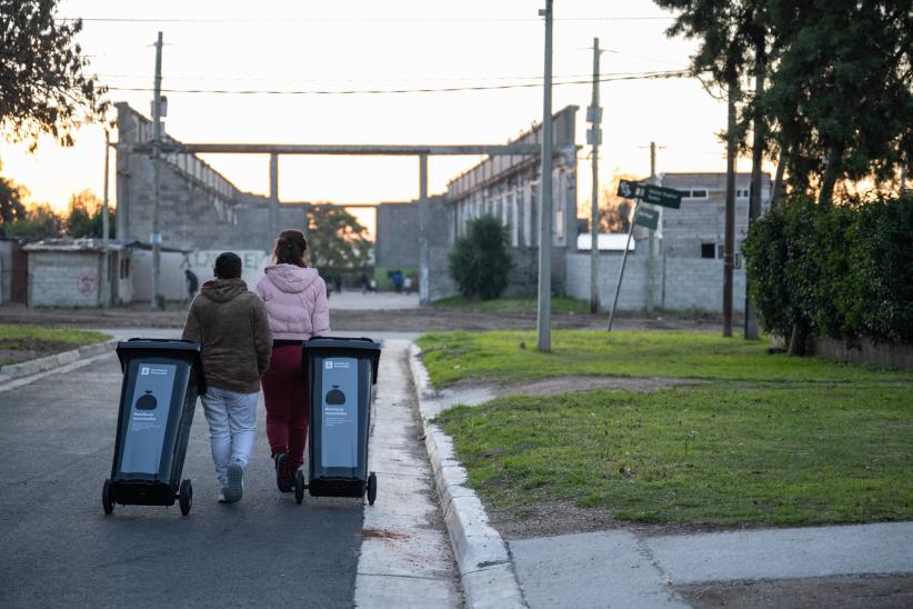 Entrega de contenedores intradomiciliarios en barrio 31 de Agost