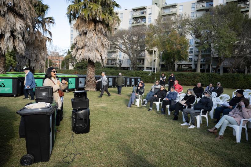 Entrega de contenedores y composteras en Malvín