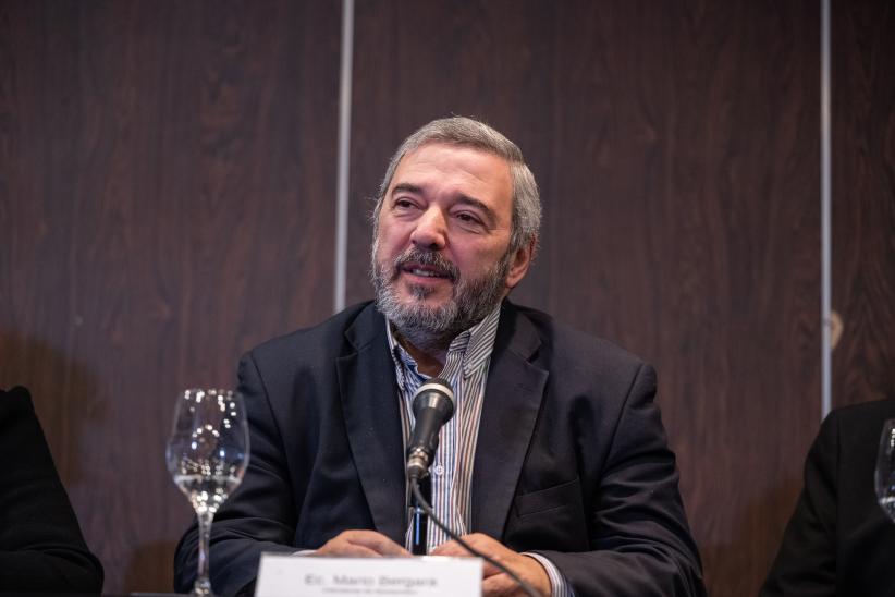Intendente, Mario Bergara durante el acto por renombramiento de sala Dorada como sala "Gonzalo Carámbula