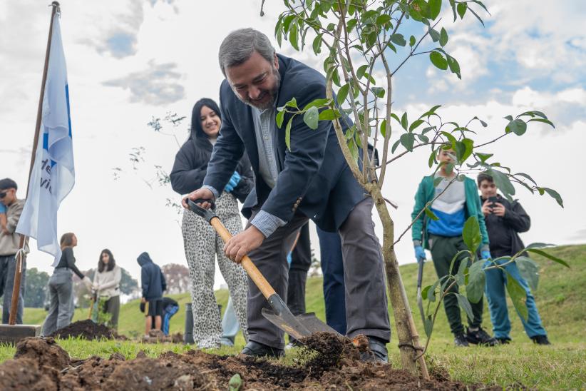 Intendente Mario Bergara participa de la renaturalización del arroyo Miguelete 