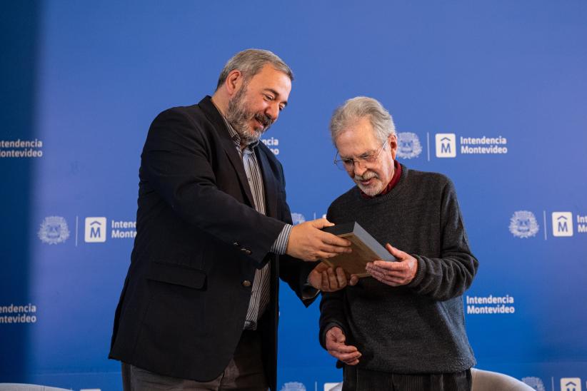 Intendente Mario Bergara junto al Ciudadano Ilustre Eduardo Fernández