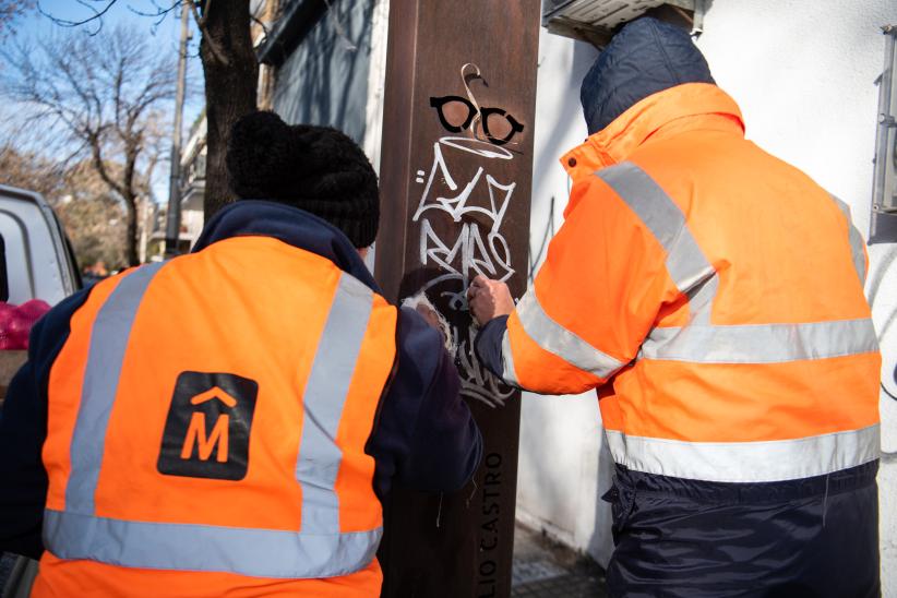 Limpieza de vandalización a monumento a Julio Castro