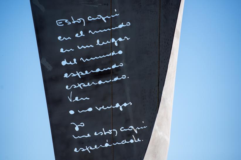 Izaje de escultura en homenaje a Idea Vilariño