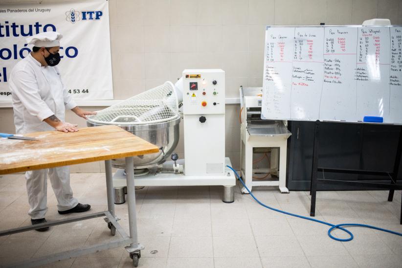 Elaboración de pan en el Centro de Industriales Panaderos del Uruguay