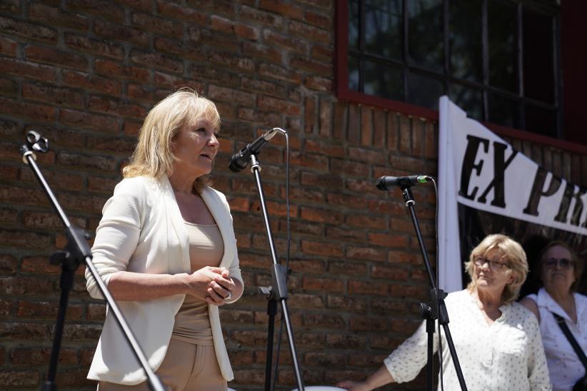  Descubrimiento de Placa en homenaje a la Profesora Nibia Sabalsagaray Curutchet