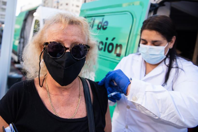 Jornada de vacunación contra la gripe en la explanada de la Intendencia de Montevideo